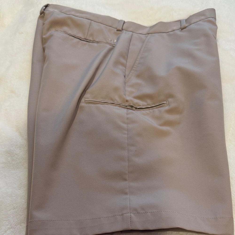 Mens Grand Slam golf short. Great condition dry fit